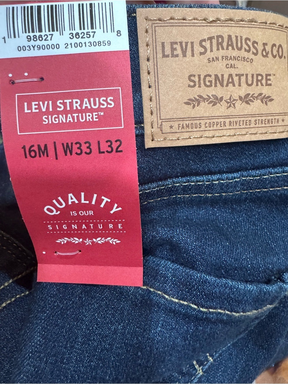 Levi's Women's Straight Leg Jeans in Dark Blue Wash NWT - Picture 4 of 11